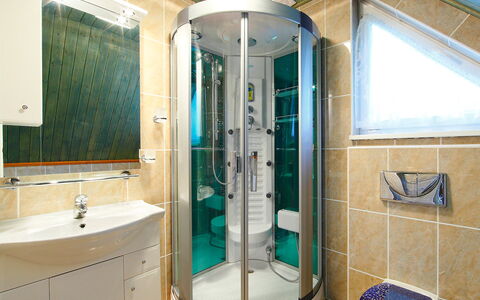 Villa Rosso: Spiegel, Zapfhahn, Armatur, Sinken, Gebäude, Cabinetry, Badezimmer, Bad Sink, Badezimmerschrank