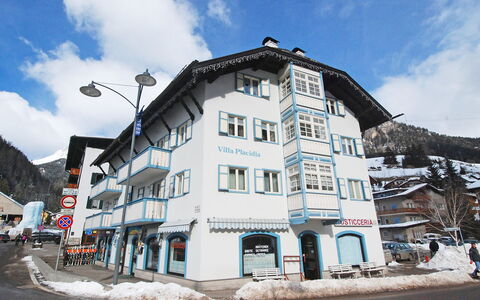Canazei 900: Wolke, Himmel, Gebäude, Fenster, Berg, Schnee, Haus, Bergforms, Steigung, Wohngebiet