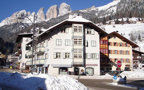 Canazei 900: Berg, Schnee, Himmel, Gebäude, Eigentum, Fenster, Welt, Weiss, Steigung, Haus