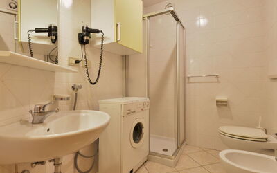 Villa Placidia Apt 32 900.1: Braun, Armatur, Bad Sink, Zapfhahn, Spiegel, Sinken, Badezimmer, Lila, Beleuchtung