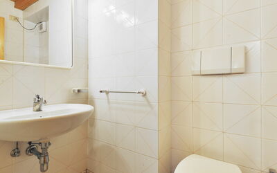 Villa Placidia Apt 31 900.10: Spiegel, Eigentum, Sinken, Zapfhahn, Armatur, Weiss, Badezimmer, Gebäude, Schwarz, Bad Sink