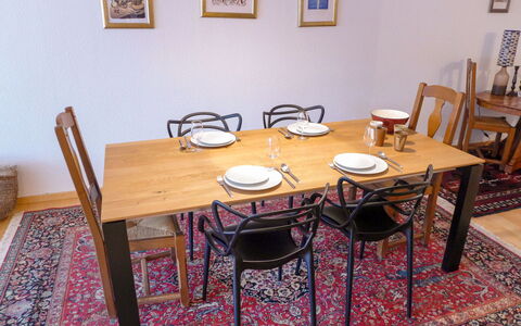 Miremont B7: Tabelle, Bilderrahmen, Möbel, Stuhl, Holz, Flooring, Fussboden, Holzbeize, Rechteck, Gebäude