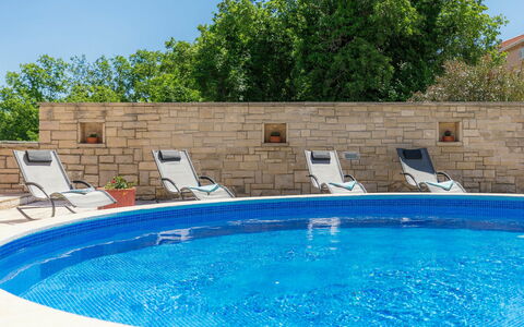 Ljiljana: Wasser, Eigentum, Himmel, Pflanze, Schwimmbad, Blau, Azurblau, Gartenmöbel, Rechteck, Freizeit