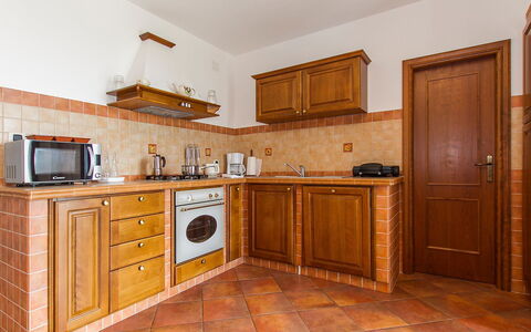 Marina: Möbel, Zimmer, Eigentum, Cabinetry, Küche, Gebäude, Countertop, Fussboden, Grundeigentum, Haus