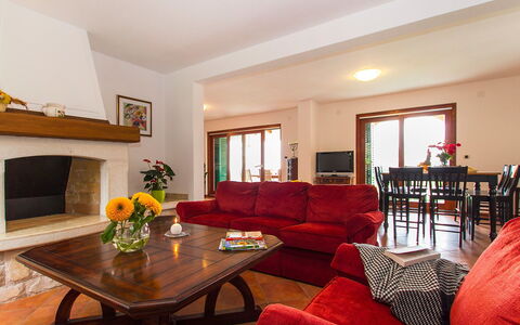 Marina: Wohnzimmer, Zimmer, Möbel, Eigentum, Interior Design, Gebäude, Tabelle, Kaffetisch, Fussboden, Haus