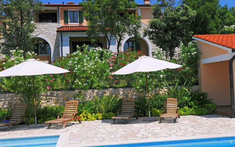 Biljana: Eigentum, Schwimmbad, Grundeigentum, Haus, Gebäude, Wohngebiet, Zuhause, Regenschirm, Schatten, Resort