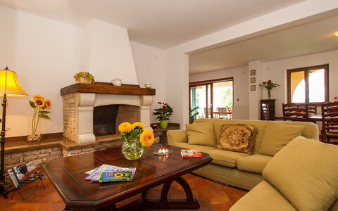 Biljana: Wohnzimmer, Zimmer, Möbel, Eigentum, Interior Design, Gebäude, Kaffetisch, Tabelle, Fussboden, Gelb