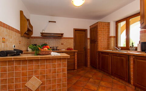 Biljana: Eigentum, Zimmer, Gebäude, Möbel, Küche, Countertop, Cabinetry, Fliese, Fussboden, Haus