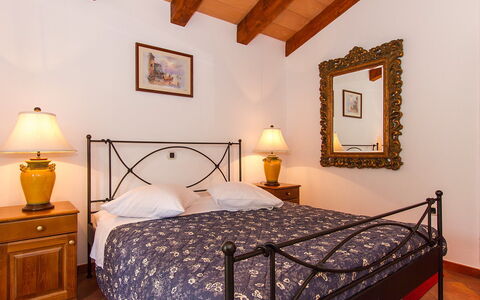 Biljana: Schlafzimmer, Bett, Möbel, Zimmer, Bettdecke, Eigentum, Bettrahmen, Bedding, Wand, Interior Design