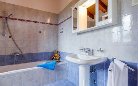 Biljana: Badezimmer, Eigentum, Zimmer, Fliese, Interior Design, Badewanne, Wand, Zapfhahn, Gebäude, Fussboden