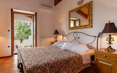 Ana: Schlafzimmer, Bett, Möbel, Zimmer, Bettdecke, Eigentum, Bettrahmen, Bedding, Interior Design, Decke