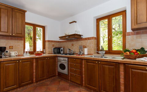Ana: Countertop, Cabinetry, Möbel, Zimmer, Küche, Eigentum, Gebäude, Interior Design, Fussboden, Haus