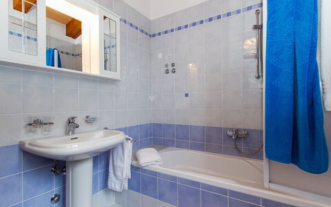 Ana: Badezimmer, Eigentum, Zimmer, Blau, Fliese, Interior Design, Wand, Die Architektur, Zapfhahn, Badewanne