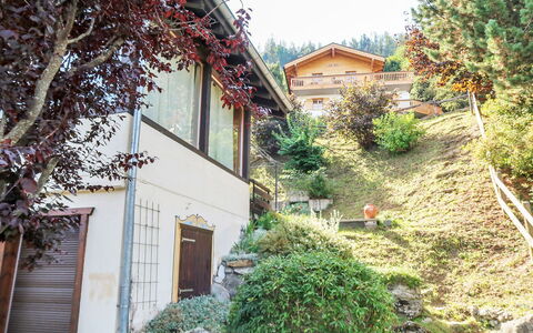 Valet de Coeur: Pflanze, Gebäude, Eigentum, Fenster, Himmel, Haus, Baum, Hütte, Strauch