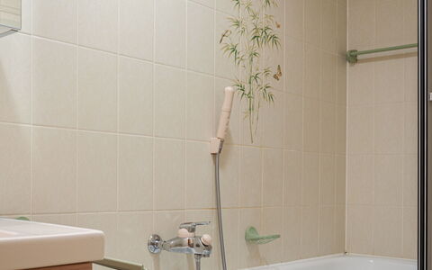 Valet de Coeur: Armatur, Badewanne, Interior Design, Badezimmer, Holz, Wand, Flooring, Fussboden, Linie, Installation