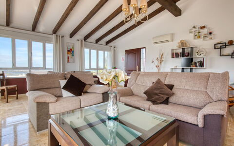 Isabel: Wohnzimmer, Zimmer, Eigentum, Möbel, Interior Design, Decke, Gebäude, Tabelle, Kaffetisch, Haus