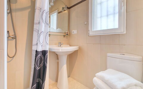Isabel: Badezimmer, Eigentum, Zimmer, Wand, Fussboden, Fliese, Interior Design, Haus, Grundeigentum, Die Architektur