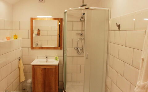 Karpacz Kowary: Badezimmer, Zimmer, Eigentum, Fliese, Armatur, Duschtür, Tür, Bad Zubehör, Interior Design, Die Architektur