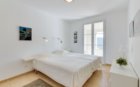Le Belvédère: Schlafzimmer, Zimmer, Eigentum, Möbel, Bett, Fussboden, Bettdecke, Bettrahmen, Decke, Interior Design