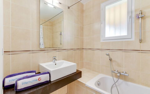 Le Belvédère: Badezimmer, Zimmer, Eigentum, Fliese, Zapfhahn, Interior Design, Wand, Badewanne, Fussboden, Armatur