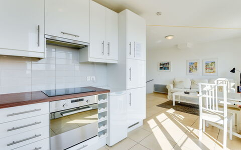 Le Belvédère: Zimmer, Eigentum, Weiss, Möbel, Küche, Countertop, Interior Design, Cabinetry, Gebäude, Fussboden
