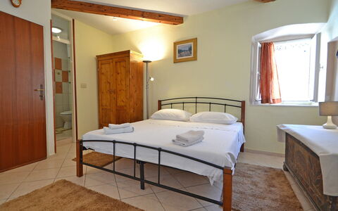 Kala: Möbel, Schlafzimmer, Bett, Zimmer, Bettrahmen, Eigentum, Bettdecke, Fussboden, Interior Design, Matratze