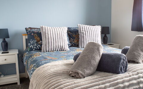 Ewan'S: Bett, Möbel, Schlafzimmer, Bedding, Bettdecke, Interior Design, Linens, Kissen, Dekokissen, Zimmer