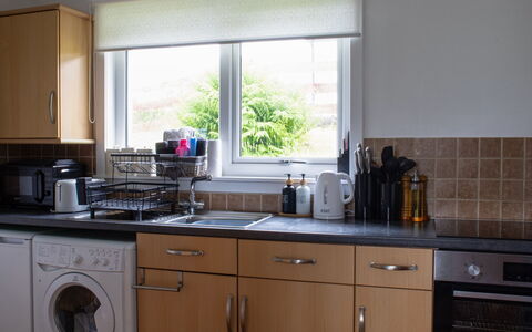 Ewan'S: Küchengerät, Küche, Countertop, Major Appliance, Spüle, Haushaltsgerät, Cabinetry, Interior Design, Flooring, Sinken