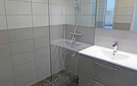 Cavalaire 300: Badezimmer, Eigentum, Zimmer, Fliese, Zapfhahn, Wand, Die Architektur, Bad Zubehör, Interior Design, Armatur