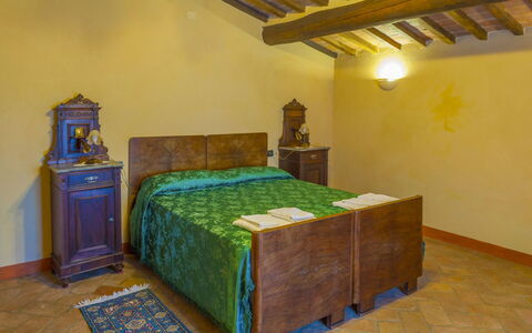 Casa la Primula: Möbel, Wand, Interior Design, Schlafzimmer, Bett, Holz, Flooring, Fussboden, Zimmer, Bettdecke