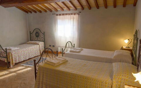 Casa la Primula: Möbel, Flooring, Schlafzimmer, Fussboden, Bett, Bettrahmen, Bedding, Linens, Bettdecke, Hotel