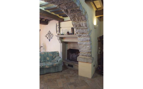 Casa la Primula: Wand, Steinwand, Natürliches Material, Wohnzimmer, Feuerstelle, Backstein, Kamin, Zimmerpflanze, Hartholz, Fliese