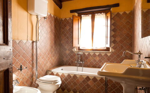 Casa la Primula: Badezimmer, Zimmer, Eigentum, Interior Design, Fliese, Gebäude, Sinken, Grundeigentum, Wand, Haus