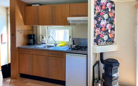 Wieringen 200: Cabinetry, Countertop, Spüle, Produkt, Gebäude, Sinken, Küchengerät, Herd, Interior Design, Holz