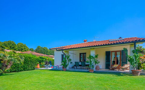 Marinella: Himmel, Pflanze, Gebäude, Eigentum, Fenster, Tür, Haus, Natürliche Landschaft, Baum, Grundstueck