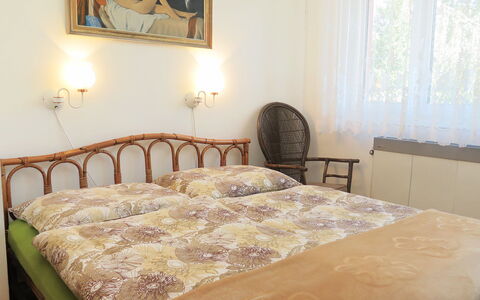 Olešná: Schlafzimmer, Bett, Möbel, Zimmer, Bettdecke, Eigentum, Bedding, Bettrahmen, Matratze, Fussboden