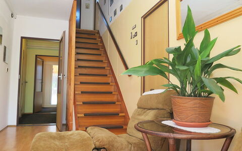 Olešná: Treppe, Eigentum, Zimmer, Grundeigentum, Gebäude, Haus, Zuhause, Zimmerpflanze, Interior Design, Möbel