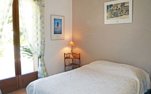 La Péguière: Schlafzimmer, Bett, Zimmer, Möbel, Eigentum, Bettrahmen, Bettdecke, Wand, Fussboden, Interior Design