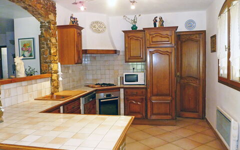 La Péguière: Eigentum, Zimmer, Möbel, Gebäude, Countertop, Küche, Interior Design, Cabinetry, Fussboden, Decke