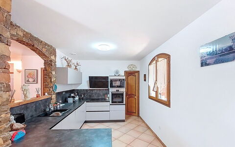 La Péguière: Küche, Interior Design, Countertop, Möbel, Flooring, Decke, Fussboden, Cabinetry, Zimmer, Küchengerät