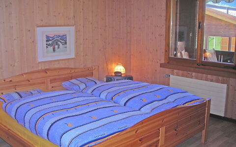 Chalet Almis 5: Spiegel, Eigentum, Gebäude, Möbel, Komfort, Holz, Bett, Bettrahmen, Interior Design, Textil