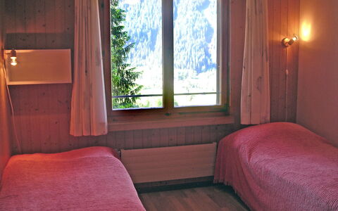 Chalet Almis 5: Fenster, Komfort, Pflanze, Holz, Textil, Schatten, Gebäude, Die Architektur, Interior Design
