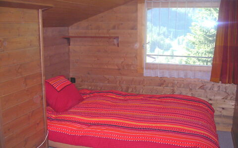 Chalet Almis 5: Komfort, Fenster, Holz, Schatten, Haus, Gebäude, Interior Design, Fussboden, Holzbeize, Flooring