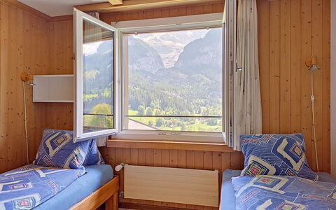 Chalet Almis 5: Möbel, Interior Design, Decke, Zimmer, Holzbeize, Lack, Stuhl, Vorhang, Hartholz