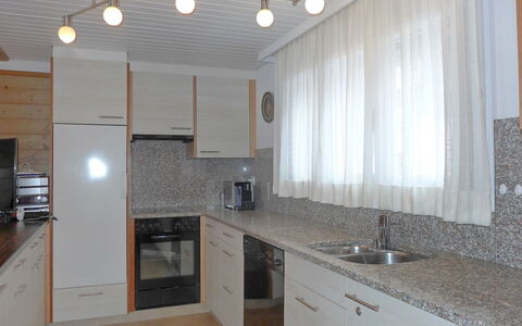 Chalet Almis 5: Cabinetry, Countertop, Spüle, Eigentum, Sinken, Zapfhahn, Küche, Gebäude, Holz, Herd