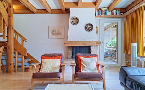 Chalet Almis 5: Möbel, Interior Design, Flooring, Fussboden, Holz, Decke, Zimmer, Stuhl, Wohnzimmer, Holzboden