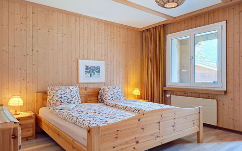 Chalet Almis 5: Interior Design, Möbel, Holz, Bett, Flooring, Schlafzimmer, Fussboden, Decke, Zimmer, Bedding
