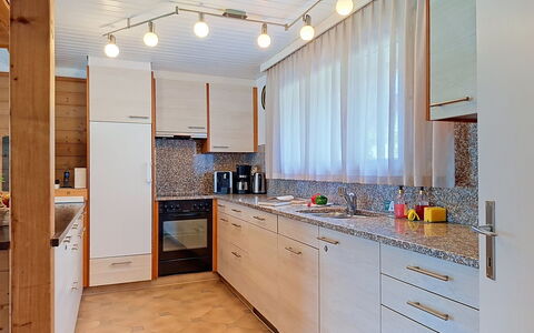 Chalet Almis 5: Küche, Countertop, Interior Design, Flooring, Küchengerät, Cabinetry, Holz, Major Appliance, Decke, Fussboden