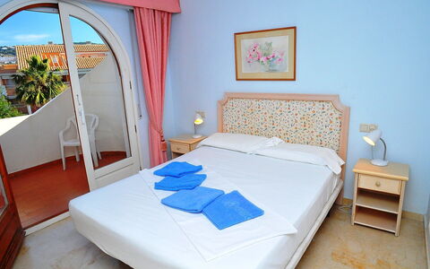 San Esteban: Schlafzimmer, Bett, Möbel, Zimmer, Eigentum, Bettdecke, Bettrahmen, Matratze, Interior Design, Matratzenauflage