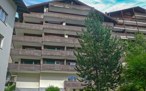 Zermatt 30: Wolke, Gebäude, Himmel, Daytime, Fenster, Pflanze, Urban Design, Die Architektur, Nachbarschaft, Eigentumswohnung
